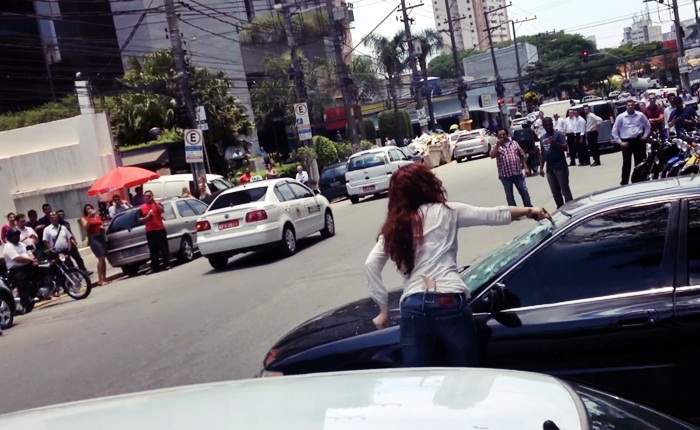 Fora de si, ruiva martela Honda Accord estacionado na rua, próximo a shopping na Vila Olímpia (Reprodução/Videolog) Mulher martela Honda 1